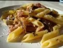 Sajtos tejfölös tészta baconnal 